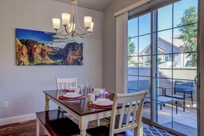 Dining - Luxury 3-bedrm St. George townhome with pool by Sand Hollow & Zion. Sleeps 10 (st george)