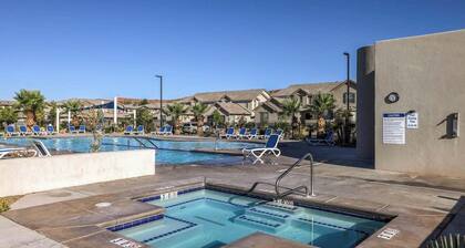 Luxury 3-bedrm St. George townhome with pool by Sand Hollow & Zion. Sleeps 10