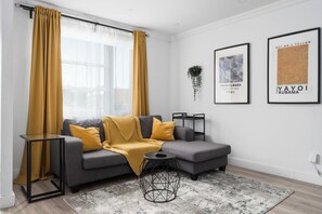 Smart TV - Spacious 3 BDRM Duplex in Laval with WiFi & Free Parking  (Laval)