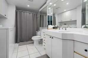 Hair dryer, towels, toilet paper - Spacious 3 BDRM Duplex in Laval with WiFi & Free Parking  (Laval)