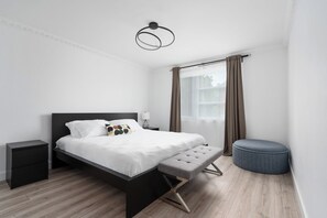 3 bedrooms, iron/ironing board, free WiFi, bed sheets - Spacious 3 BDRM Duplex in Laval with WiFi & Free Parking  (Laval)