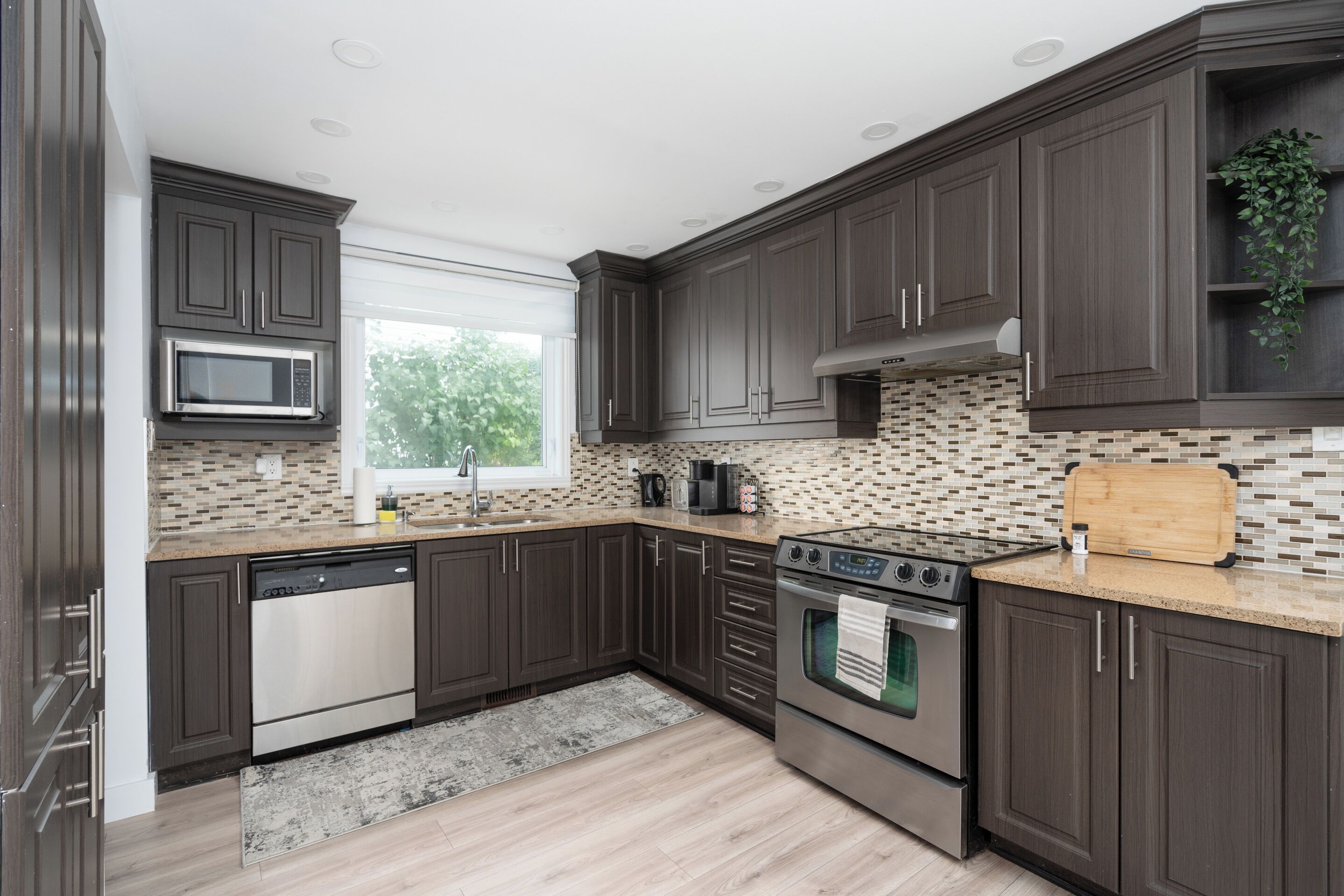 Frigorífico, microondas, horno y placa de cocina