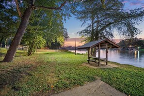 Property grounds - Hot Tub, Fire pit, Cabana, Covered Patio & Pet-friendly Riverside Retreat (New Braunfels)
