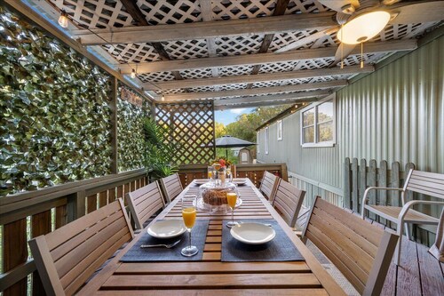 Hot Tub, Fire pit, Cabana, Covered Patio & Pet-friendly Riverside Retreat