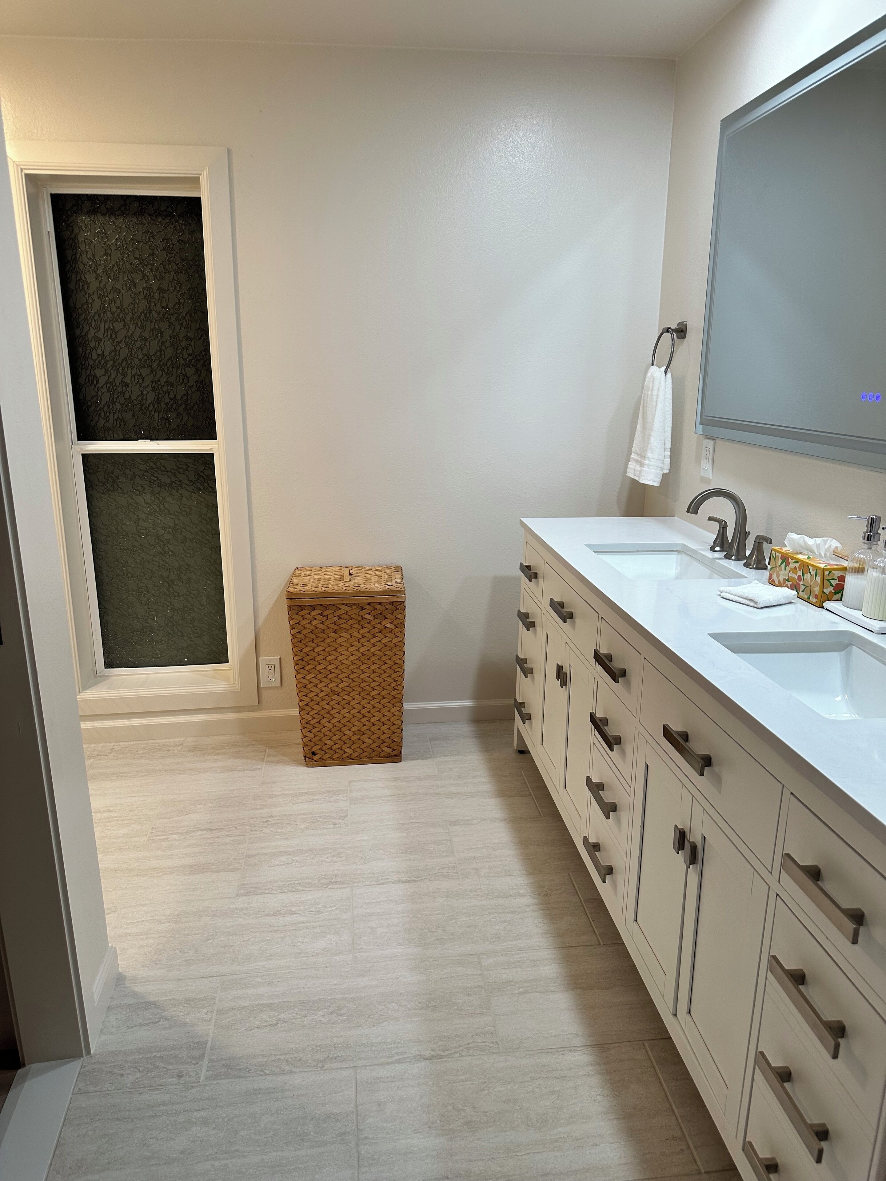 Ducha, secador de pelo, toallas y jabón