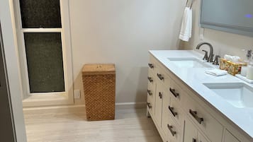 Ducha, secador de pelo, toallas y jabón