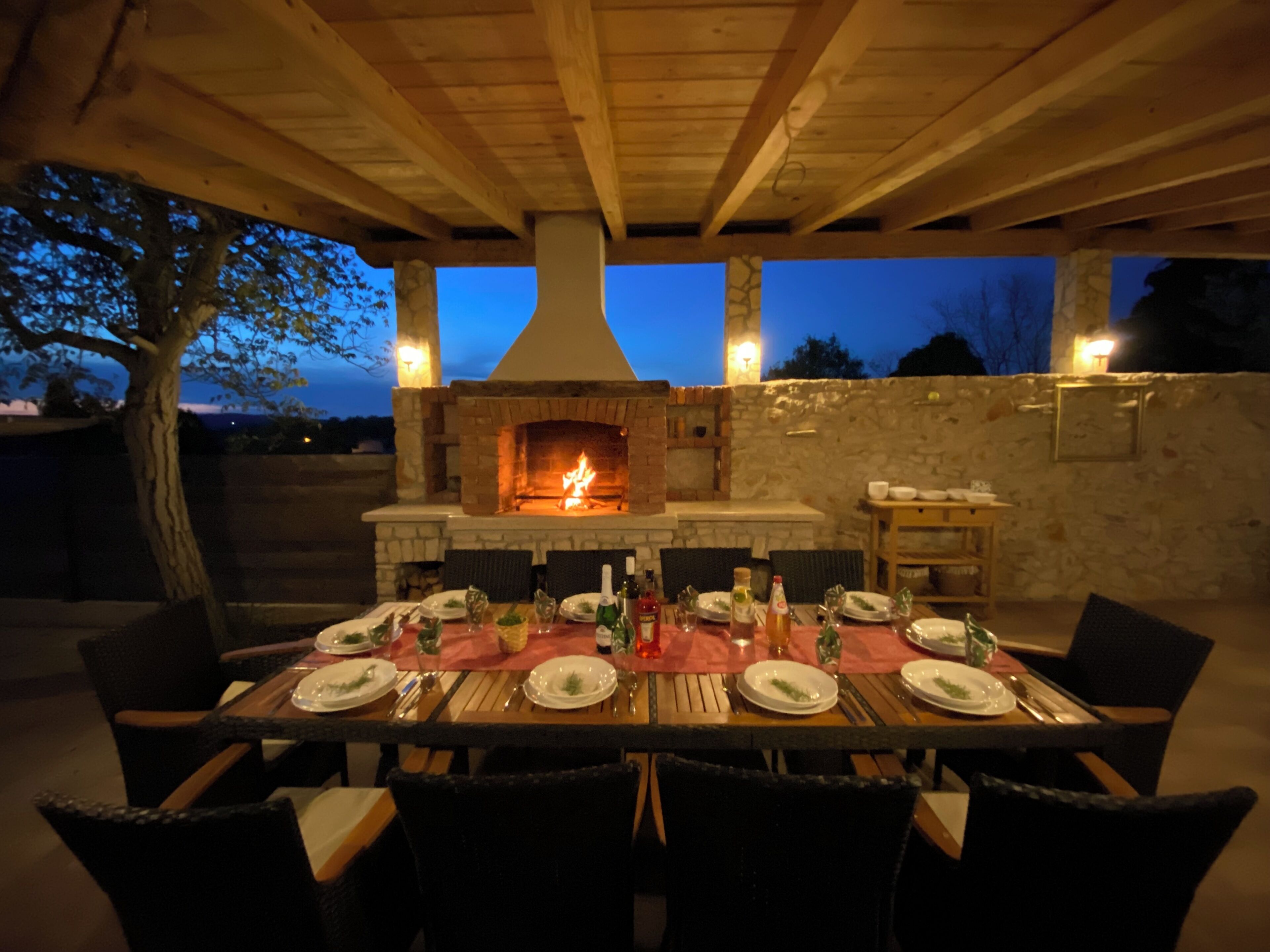 outdoor area/outdoor kitchen