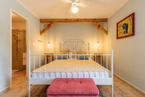 4 chambres, coffre-fort, bureau, fer et planche à repasser
