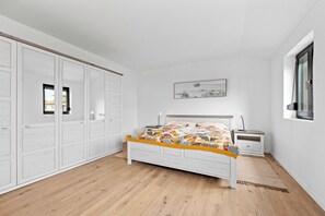 2 bedrooms, in-room safe, iron/ironing board, free WiFi