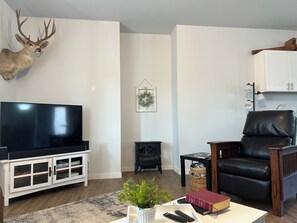 Smart TV, fireplace