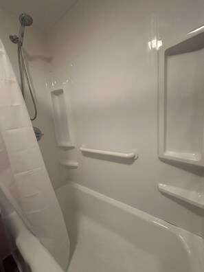 Secador de cabelo, toalhas de banho, papel higiênico 