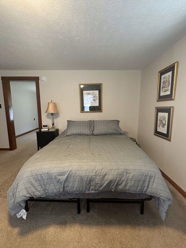 2 habitaciones, tabla de planchar con plancha, wifi y ropa de cama 