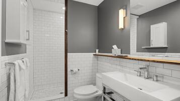 Signature Apartment | Bathroom | Shower, hydromassage showerhead, hair dryer, towels