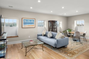 Apartamento com design assinado | Área de estar | TV de tela plana 47 polegadas com canais digitais, impressoras