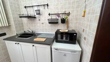 Kühlschrank, Mikrowelle, Herdplatte, Wasserkocher mit Kaffee-/Teezubehör