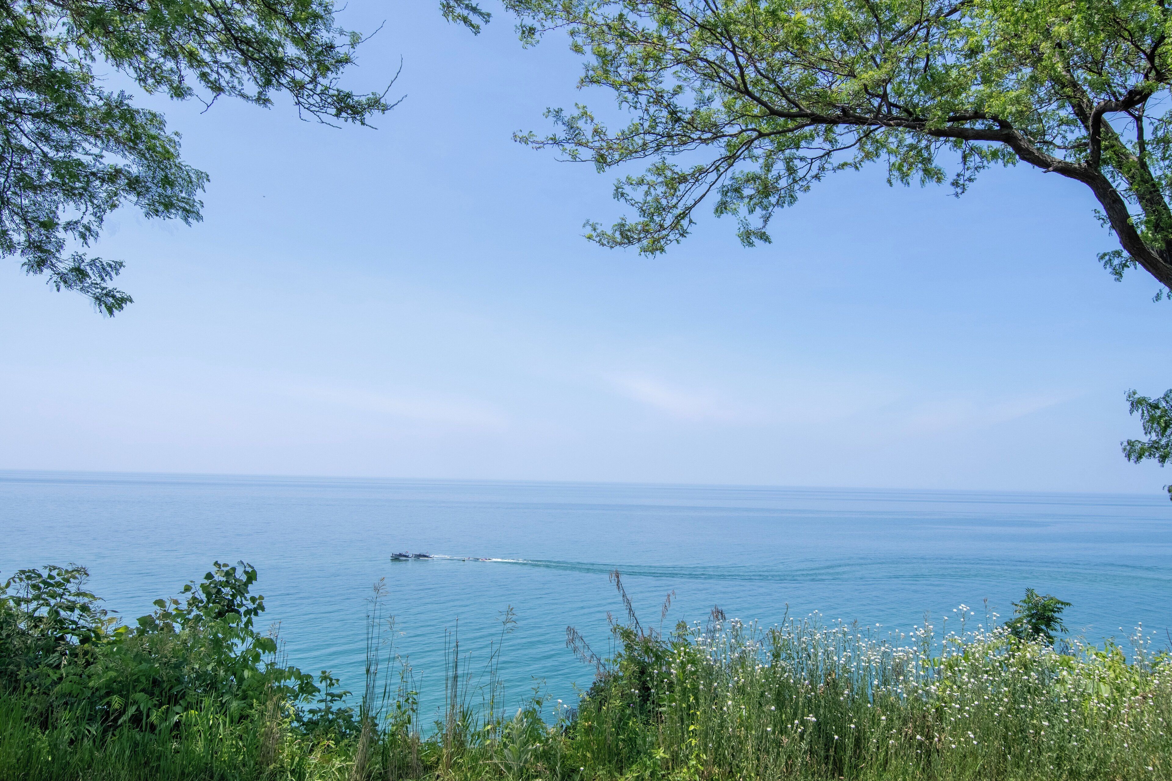 Un paysage côtier offrant une vue dégagée sur la mer et une ligne de côte lointaine.