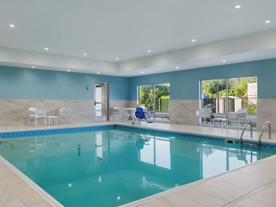 Una piscina cubierta