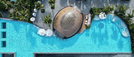 3 piscines extérieures, cabanons gratuits, parasols de plage