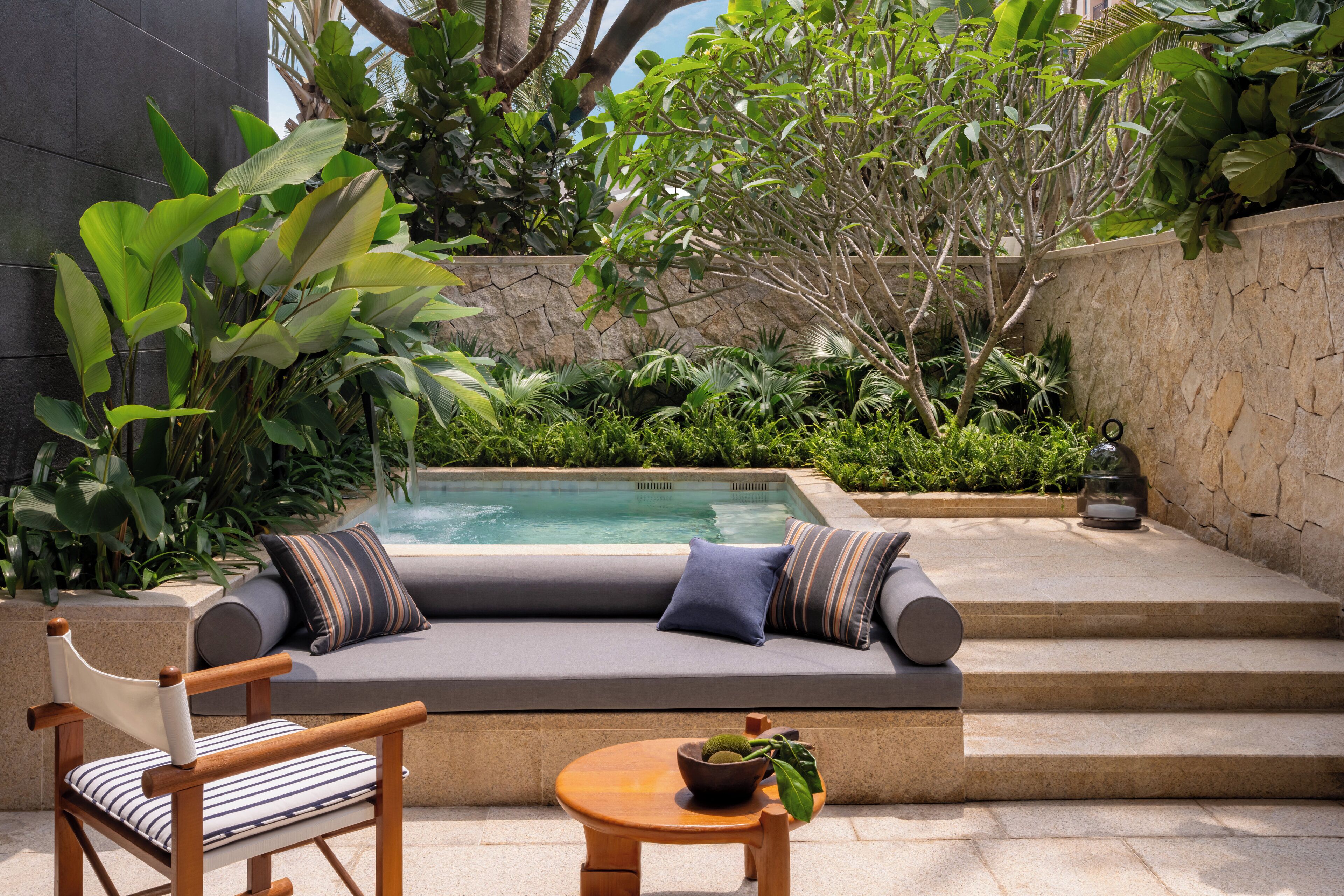 Minibar con artículos gratuitos y caja de seguridad en la habitación 