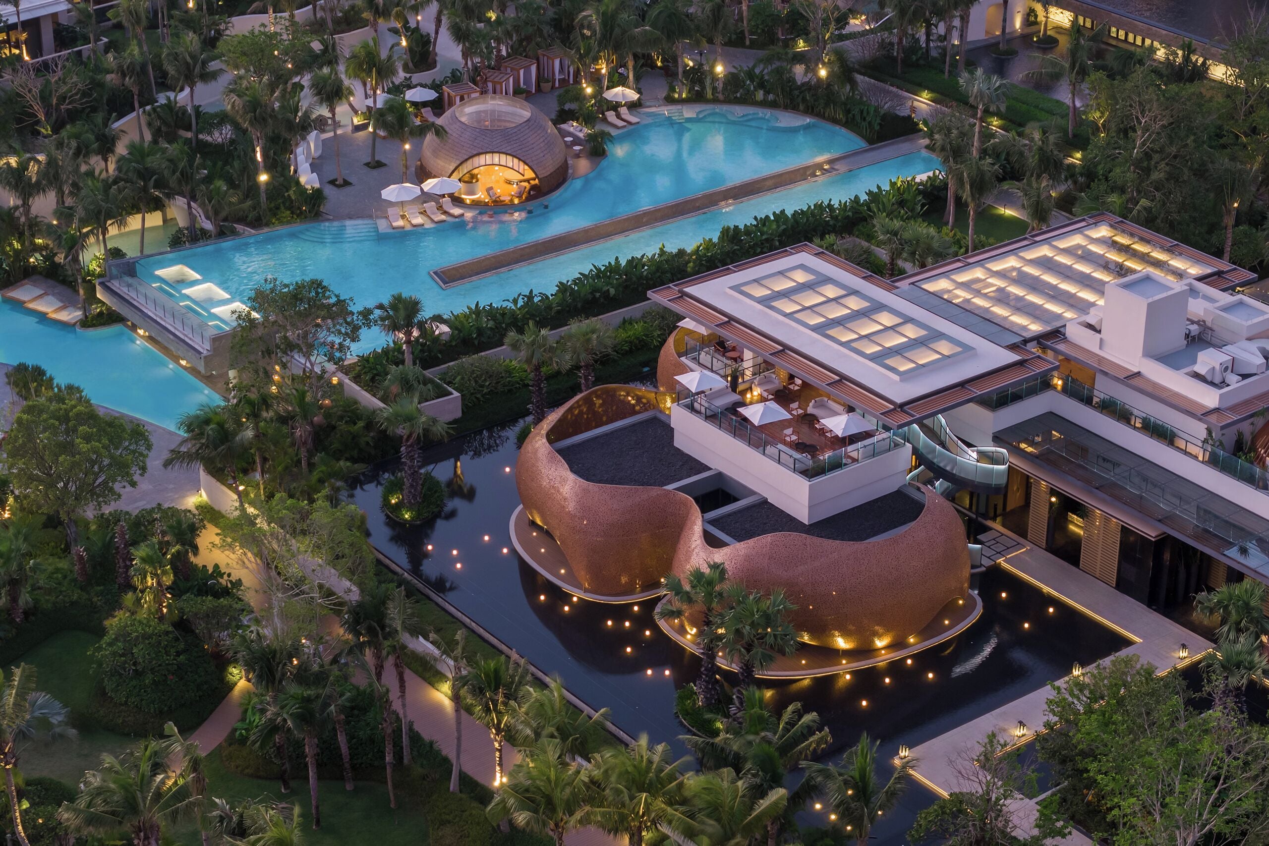 3 restaurants, breakfast, lunch, dinner served; Chinese cuisine