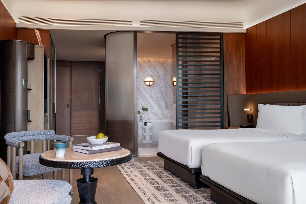Minibar (inkludert), safe på rommet, skrivebord og blendingsgardiner