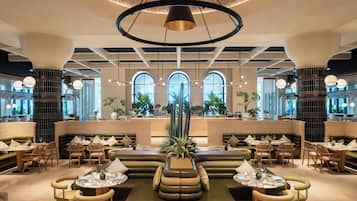 3 restauranter: frokost, lunsj, middag og brunsj serveres