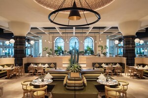 3 restaurantes: opção de café da manhã, almoço e jantar