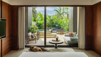 Suíte, 1 quarto (Private Plunge Pool) | Frigobar (abastecido com itens grátis), cofres nos quartos, escrivaninha