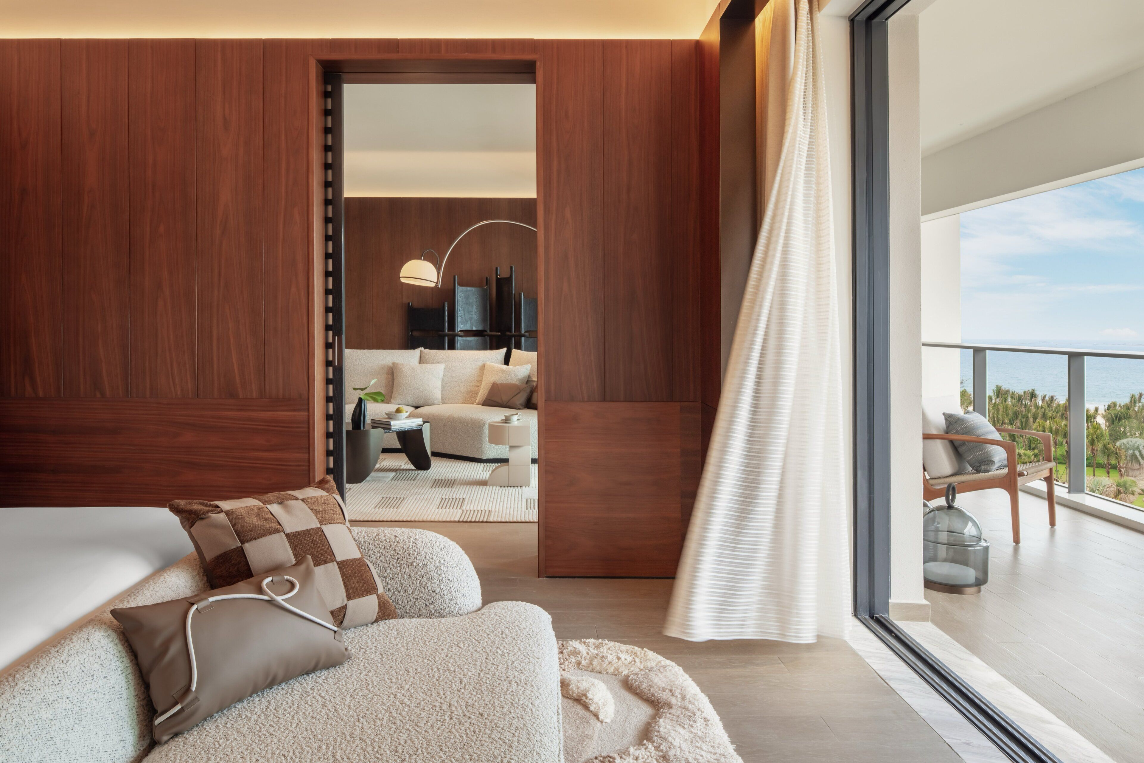 Suite, 1 habitación, vistas al mar | Minibar con artículos gratuitos, caja fuerte, escritorio