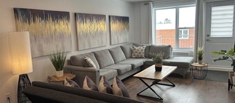 Grandiose!, Ground floor, 3 Bedrooms! Vue Chateau!!! Renovated, Air-conditioned, Free parking
