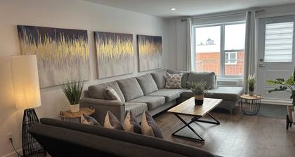 Grandiose!, Ground floor, 3 Bedrooms! Vue Chateau!!! Renovated, Air-conditioned, Free parking