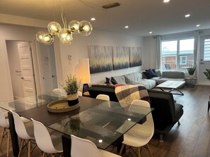 Interior - Grandiose!, Ground floor, 3 Bedrooms! Vue Chateau!!! Renovated, Air-conditioned, Free parking (Lévis)