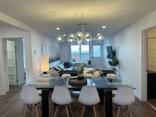 Grandiose!, Ground floor, 3 Bedrooms! Vue Chateau!!! Renovated, Air-conditioned, Free parking