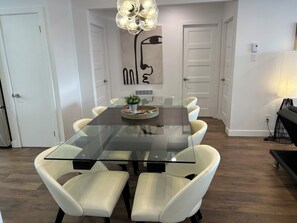 Dining - Grandiose!, Ground floor, 3 Bedrooms! Vue Chateau!!! Renovated, Air-conditioned, Free parking (Lévis)