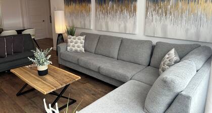 Grandiose!, Ground floor, 3 Bedrooms! Vue Chateau!!! Renovated, Air-conditioned, Free parking