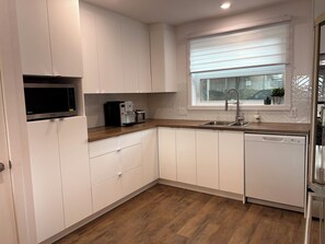 Microwave, stovetop, dishwasher - Grandiose!, Ground floor, 3 Bedrooms! Vue Chateau!!! Renovated, Air-conditioned, Free parking (Lévis)