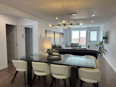 Grandiose!, Ground floor, 3 Bedrooms! Vue Chateau!!! Renovated, Air-conditioned, Free parking