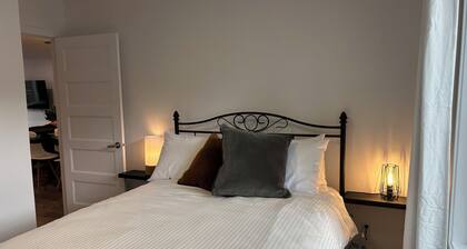 Grandiose!, Ground floor, 3 Bedrooms! Vue Chateau!!! Renovated, Air-conditioned, Free parking