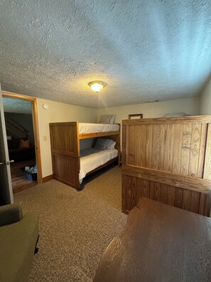 4 bedrooms, iron/ironing board, free WiFi, bed sheets - Charming, Updated 4BR 2BA Farmhouse in Heart of NRG National Park (Victor)