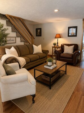 Smart TV - Charming, Updated 4BR 2BA Farmhouse in Heart of NRG National Park (Victor)