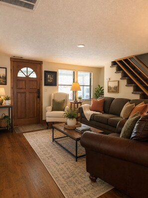 Smart TV - Charming, Updated 4BR 2BA Farmhouse in Heart of NRG National Park (Victor)