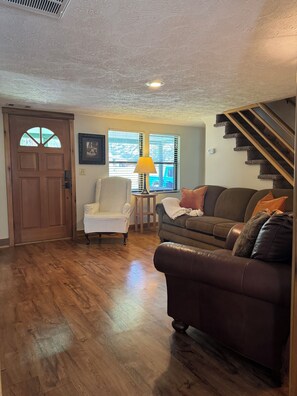 Smart TV - Charming, Updated 4BR 2BA Farmhouse in Heart of NRG National Park (Victor)