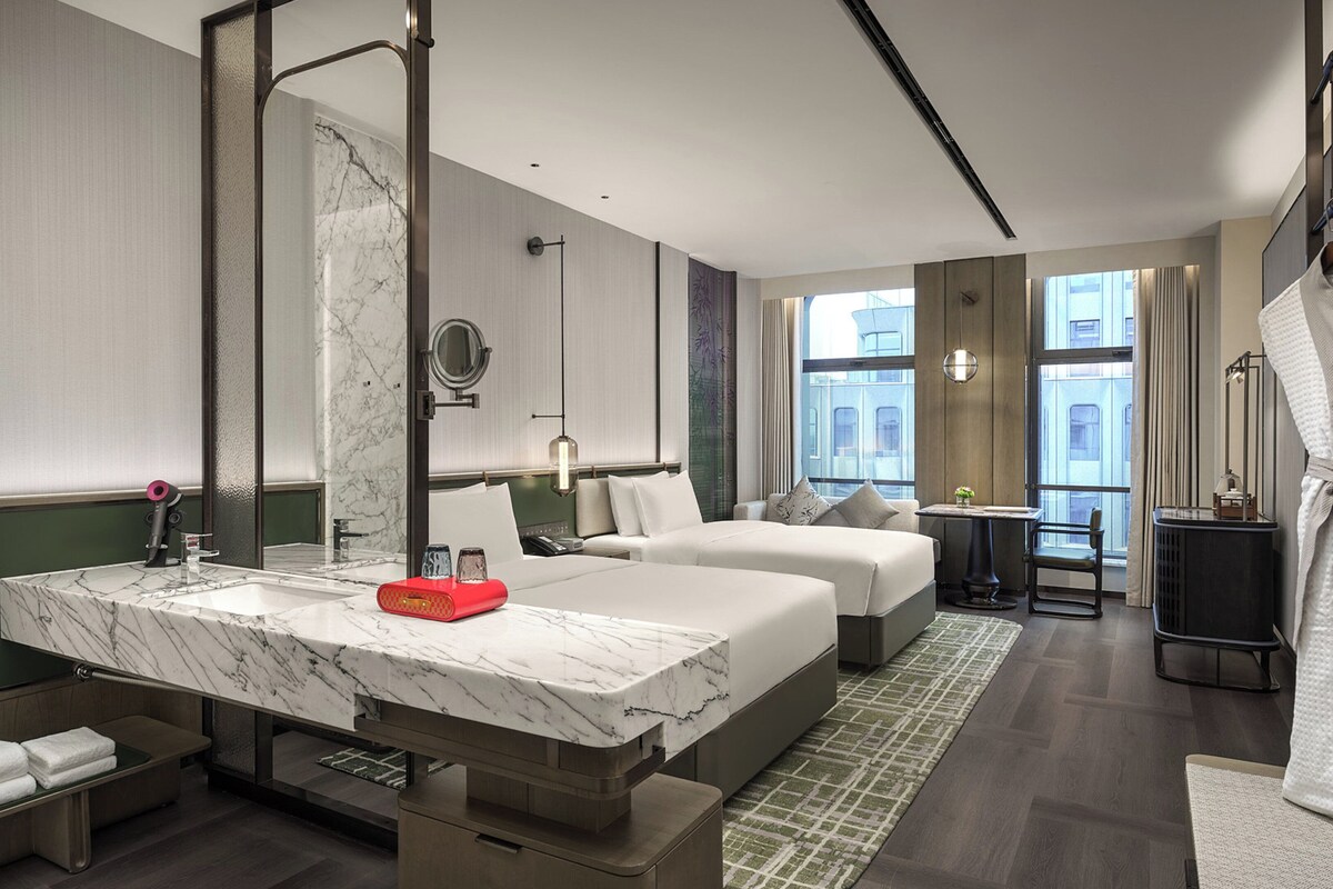 Premium bedding, minibar, in-room safe, desk