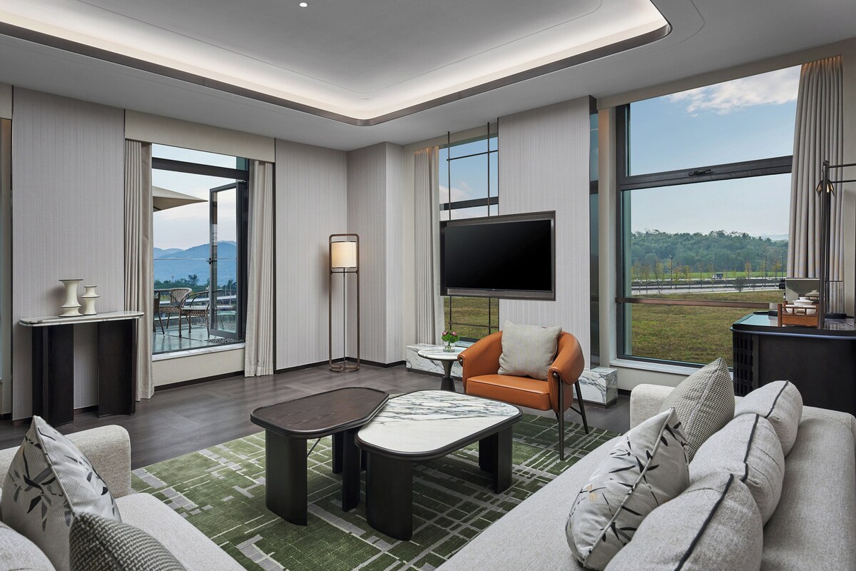 Suite, 1 Bedroom | Premium bedding, minibar, in-room safe, desk