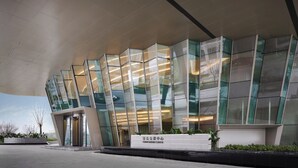 Ein modernes Gebäude mit Glasfassade und einem Schild, auf dem „Convention Center“ steht.