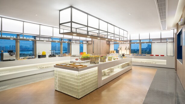 A modern kitchen with large windows, a central island, and various kitchen appliances. - Holiday Inn Express Nanchang High Tech Zone by IHG (Nanchang)