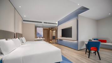 Quarto standard, várias camas, vista para o lago | 1 quarto, roupas de cama premium, edredons de pluma, escrivaninha