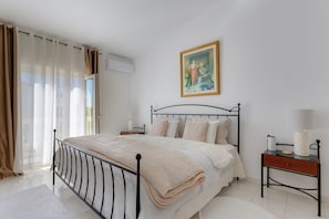 3 chambres, fer et planche à repasser, lit de bébé portatif