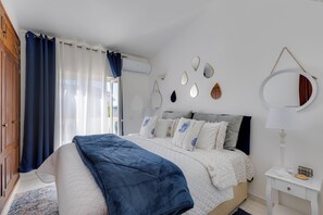 3 habitaciones, tabla de planchar con plancha y cuna de viaje 