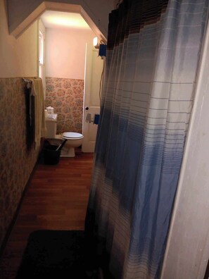 Een douche, handdoeken, toiletpapier